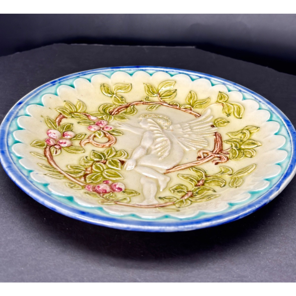 Majolica Angelic Cherub Figure, Leaves & Berries Plate 8 1/4" - Picture 2 of 11